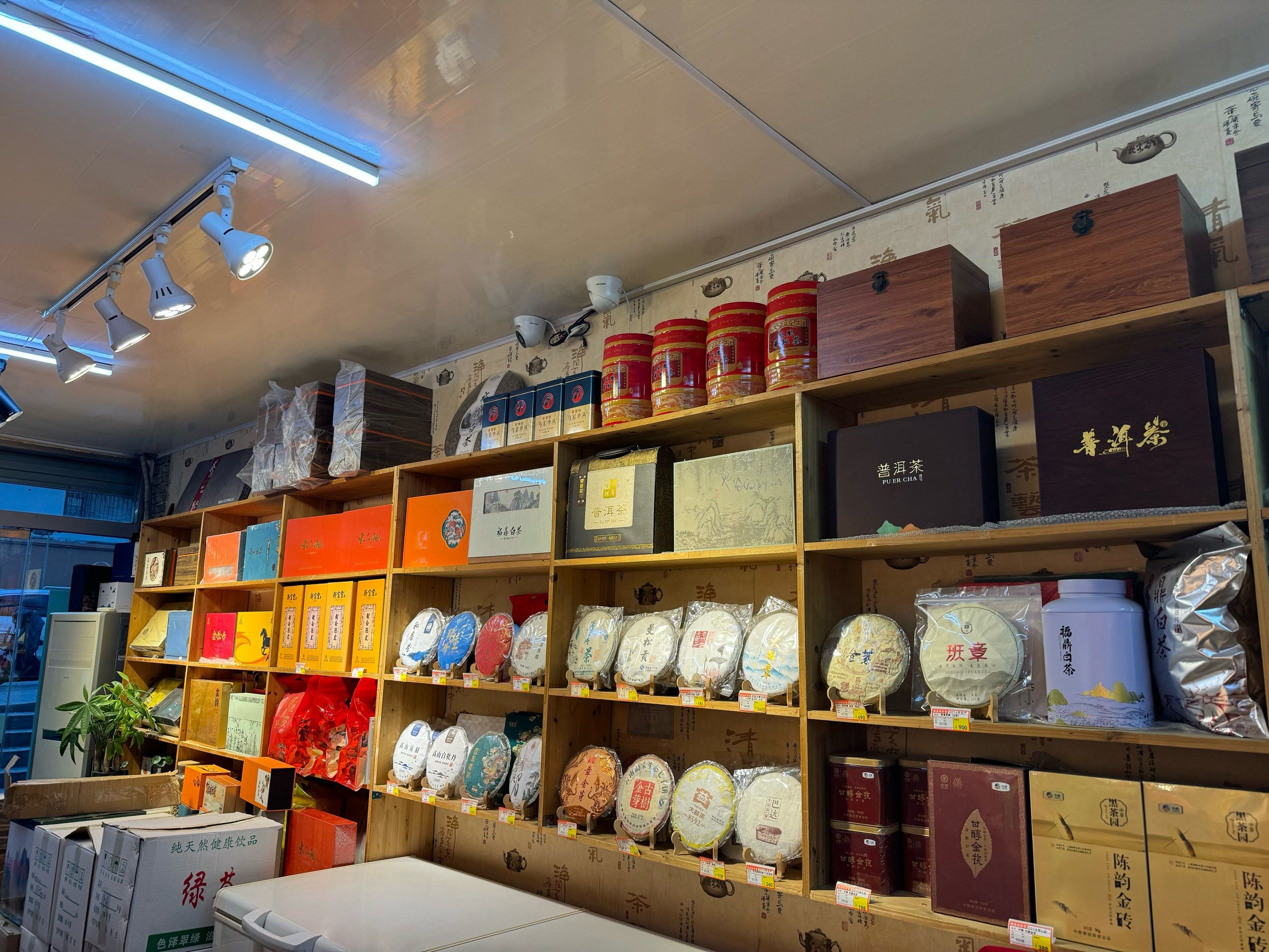 来到了一家超级棒的茶叶店,店内装修很舒适