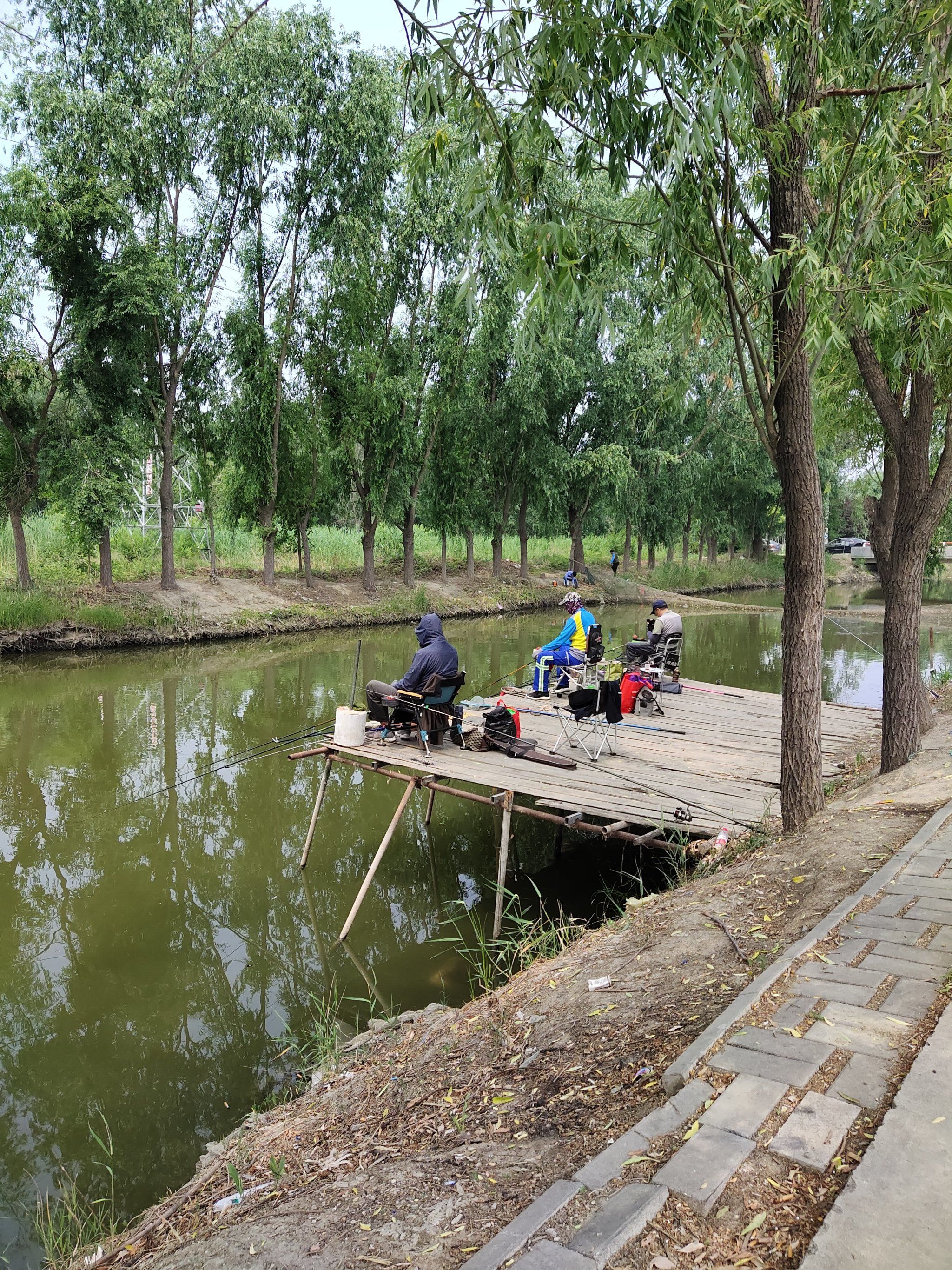 就是小河,入住农家院垂钓免费,喜欢钓鱼的伙伴们可以去体验钓鱼的乐趣