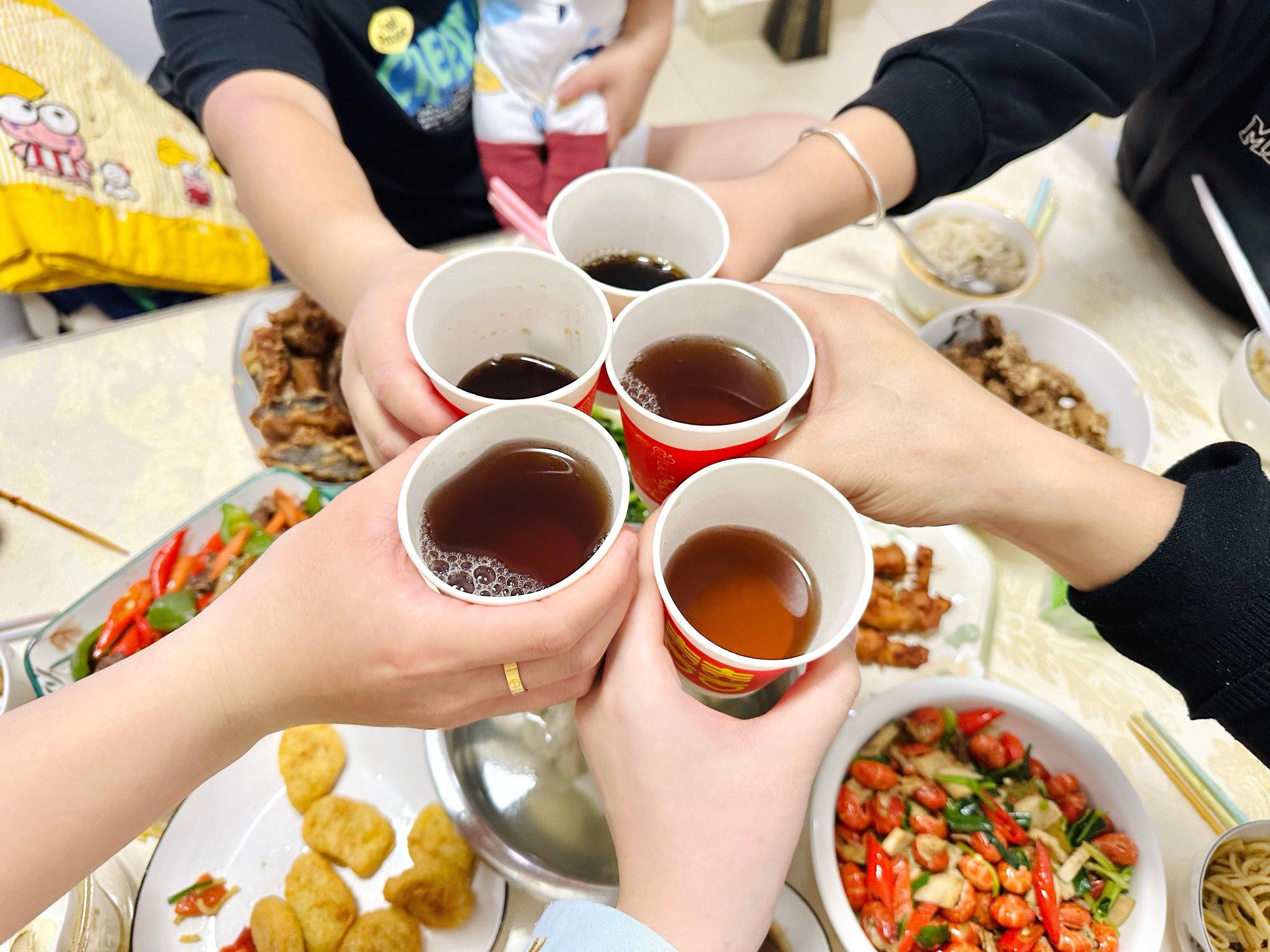 大家聚餐其乐融融