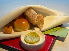 餐前面包配黄油-弦月窗LUNETTE BY AMANDA(复兴路店)