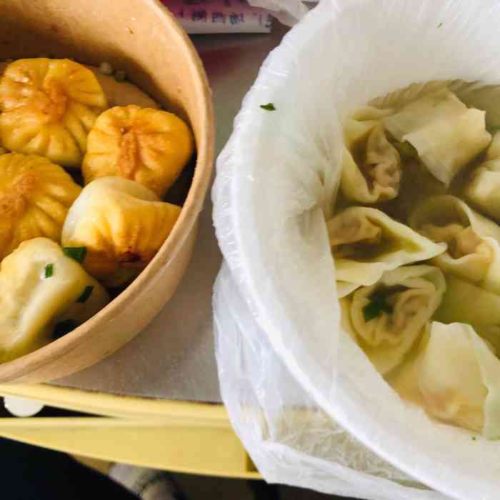 金生水的生煎包还是蛮符合我的口味的,就是太小了…虽然生煎包都很小