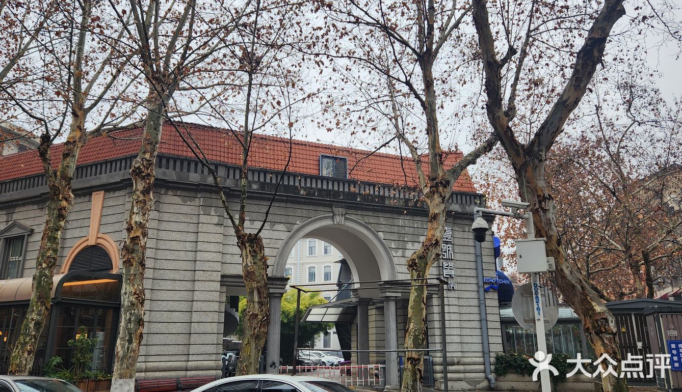 距离网红景点 “武康大楼”很近 忘了在武汉叫什么楼了