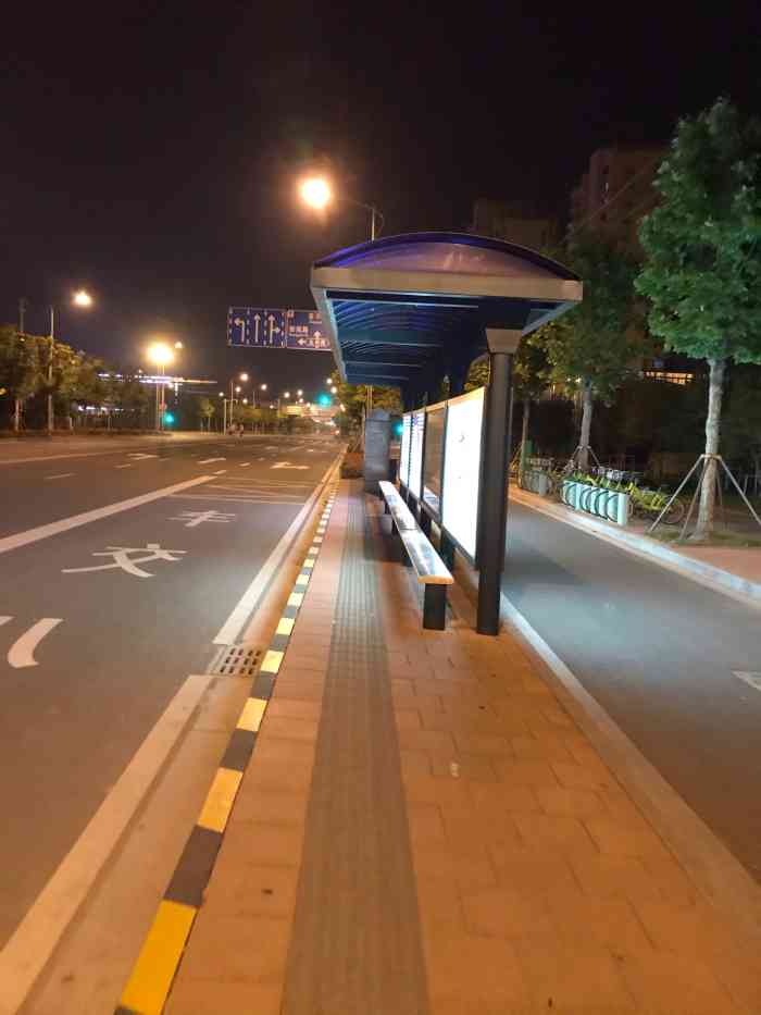 每次上下班乘地铁必经过的公交站台,就在地铁口,换乘很方便