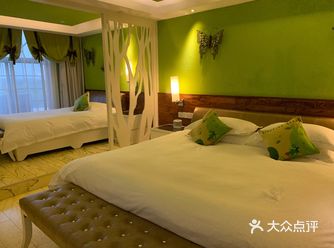 早餐还可以，人山人海，服务员收桌也算麻利，品种很多