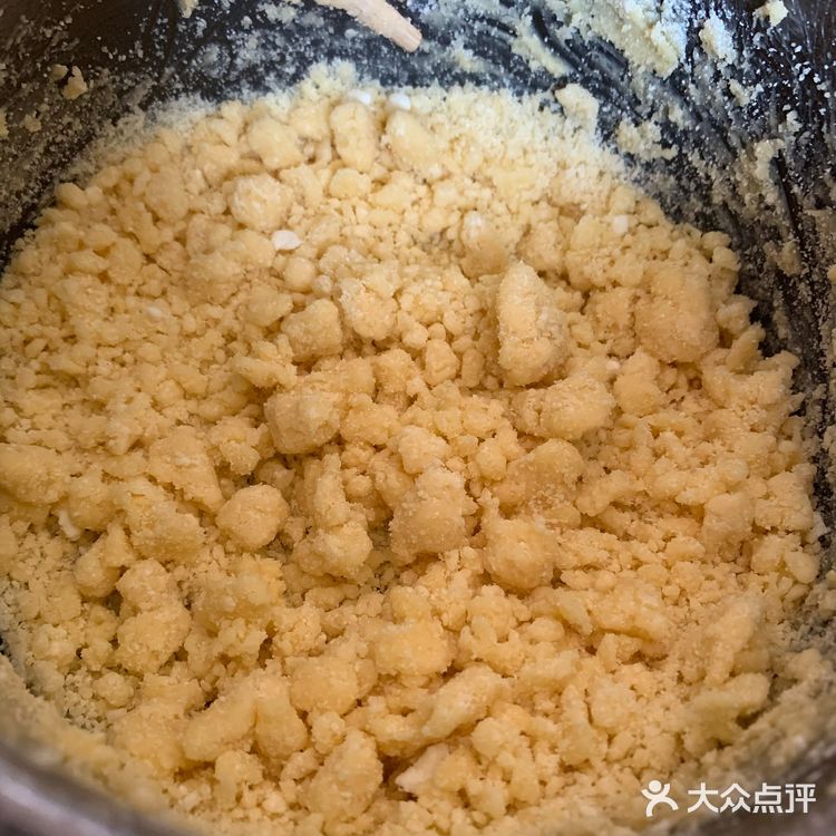 篩入低筋麵粉，奶粉，攪拌. 到沒有麵粉末了，揉成團