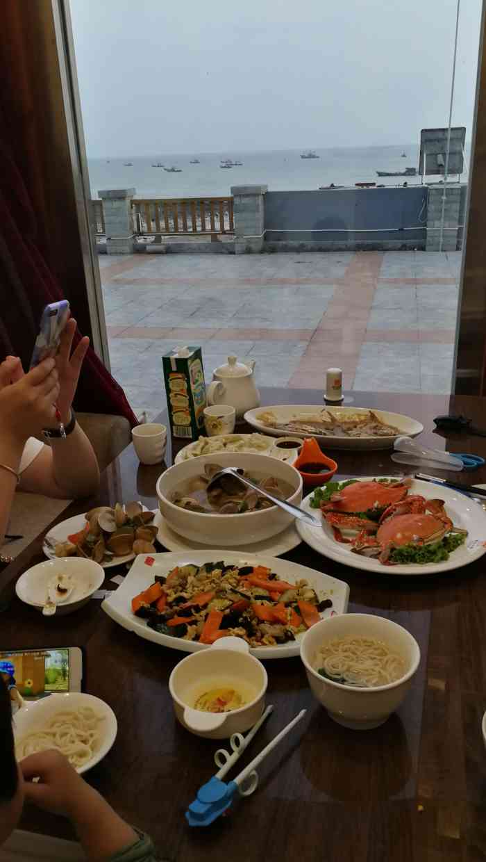 岚山人家(海滨路店)-"环境太高好啦,就在海边,出门见海,所以吃.