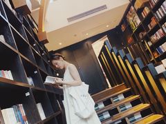 -钟书阁(松江泰晤士小镇店)