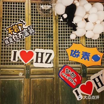 小西街现在时不时就会举行市集 很多blingblin