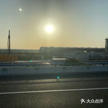 由于有事，临时决定回老家，搭乘了早上航班，浦东离市区