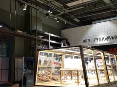 面包甜点陈列柜-黑草莓(重庆路店)