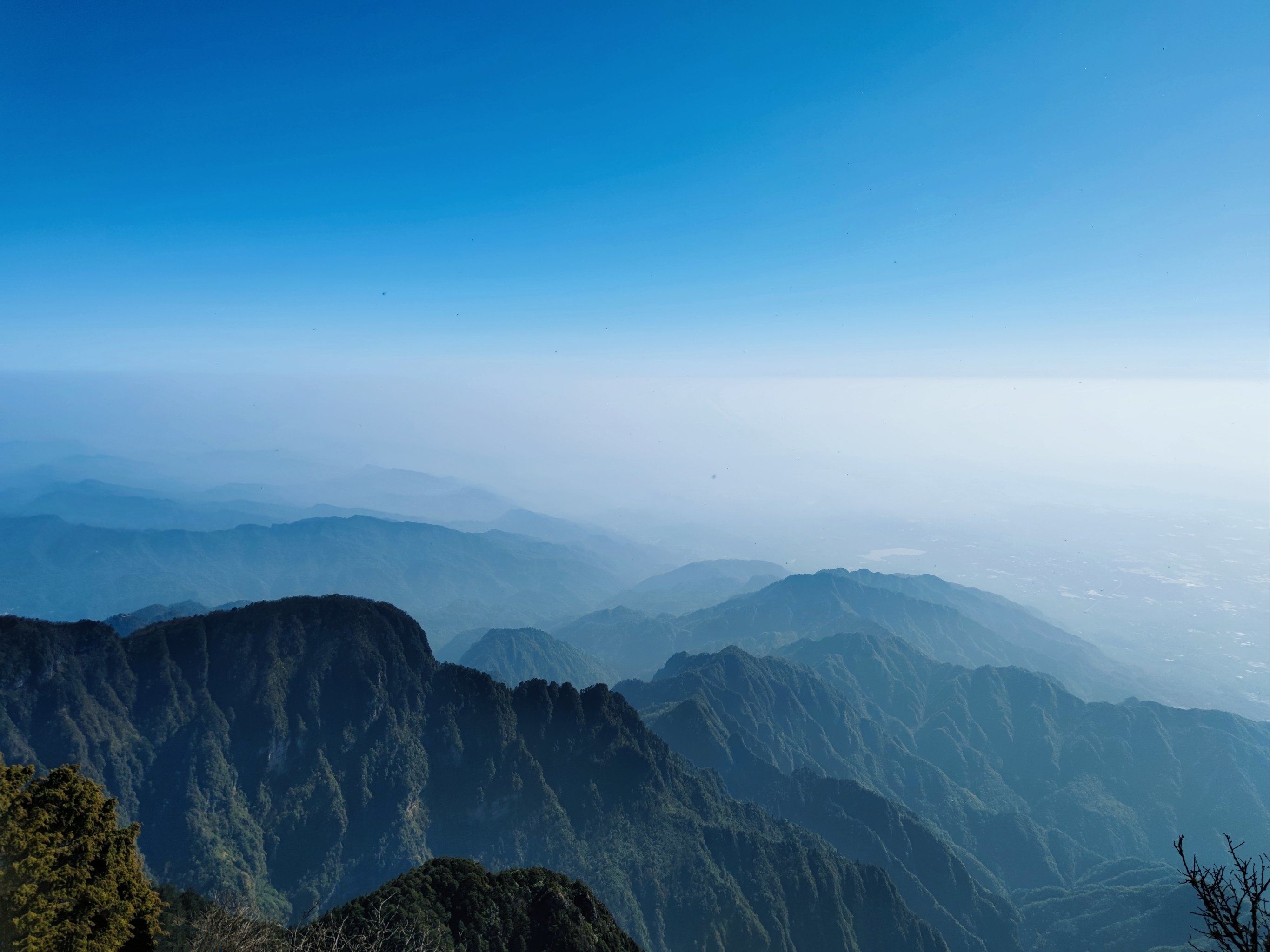 秋天徒步去眺望远山