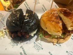 夏威夷双层牛肉汉堡-VIKING SALOON西部美式烟熏烤肉(和平路店)