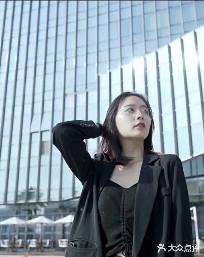 今天给大家安利一款个人比较喜欢的眼镜，这是一个女生的