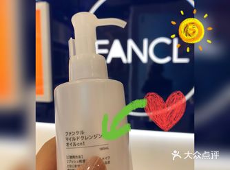 外面还下着雨，商场人不多