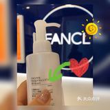 外面还下着雨，商场人不多