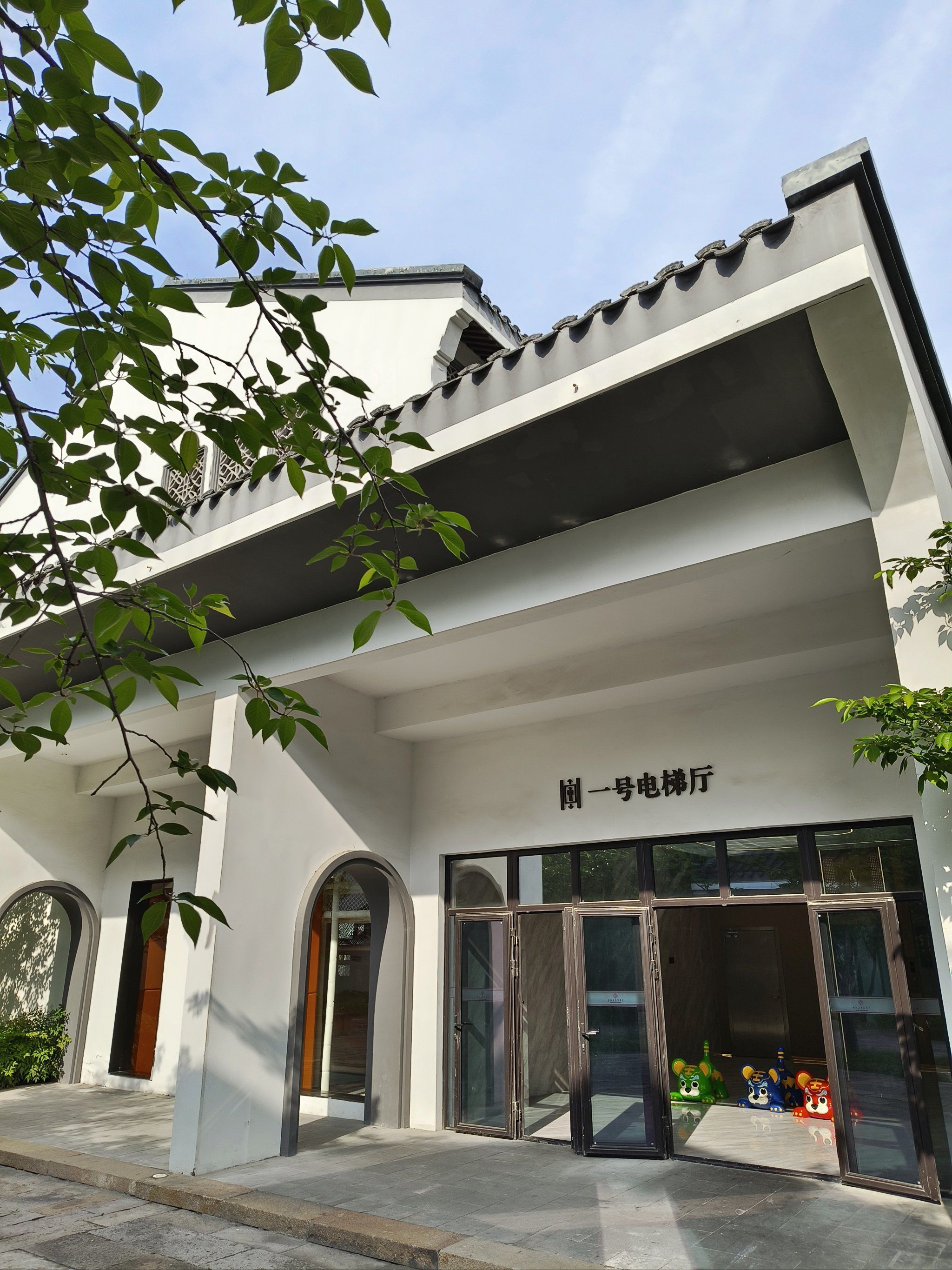 这是我见过的最漂亮的停车场电梯厅,居然还免费