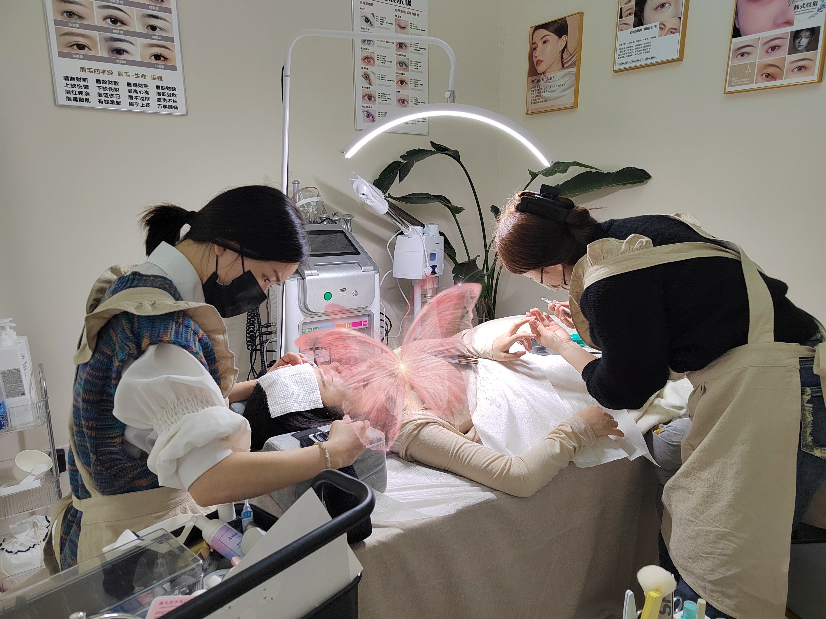 我们家美甲师好温柔好可爱呀,根据客户时间进行