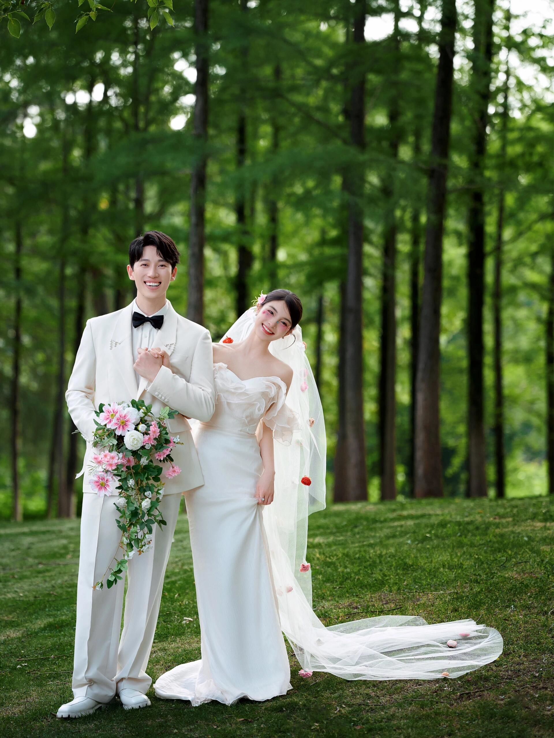 真不戳!自带森系清新少女感婚纱照	爱住了