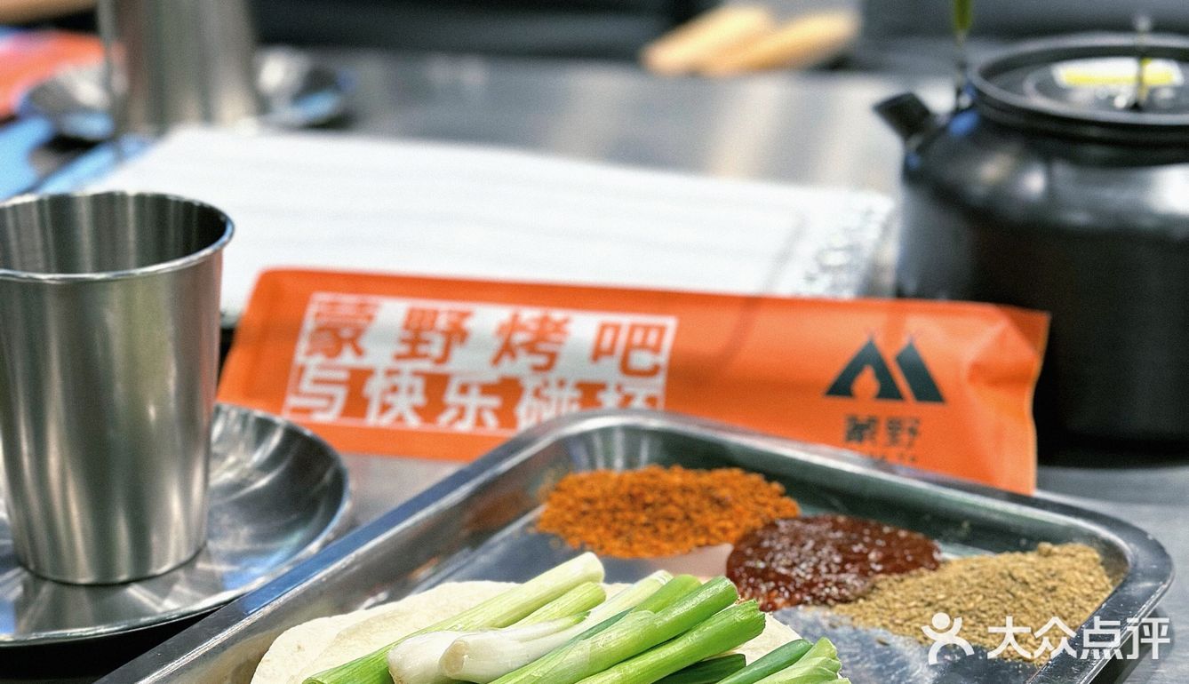 这家店露营氛围感拉满啦！露营风烧烤吧很夏天