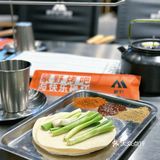 这家店露营氛围感拉满啦！露营风烧烤吧很夏天