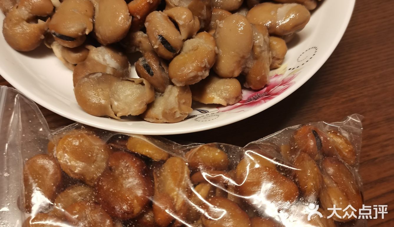 红果又大又面。各个门面，各种特色美食数不胜数