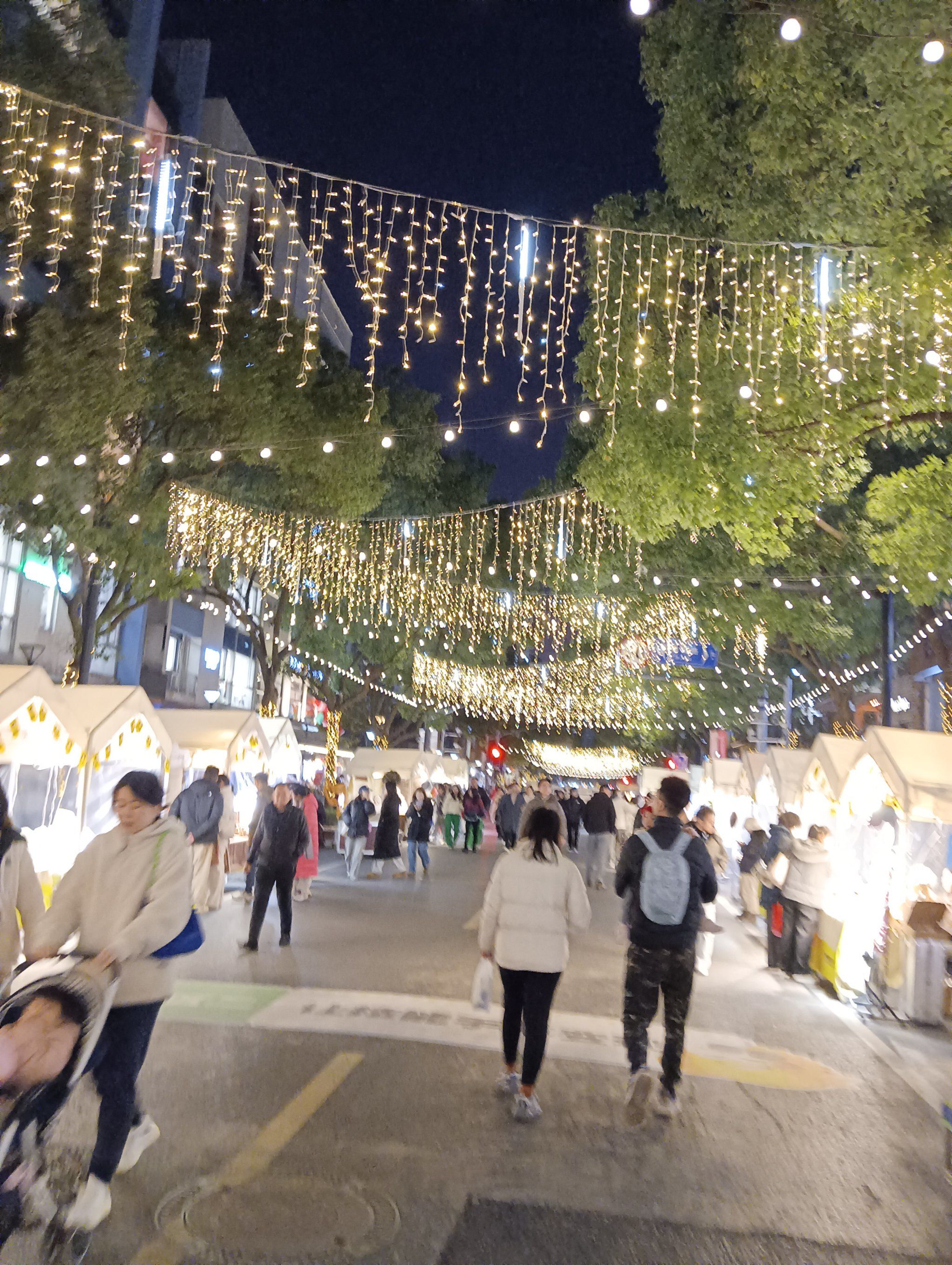灯光闪烁步行时,不一样的夜市体验