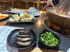 -果松木炭酸菜铜火锅·外婆参鸡汤