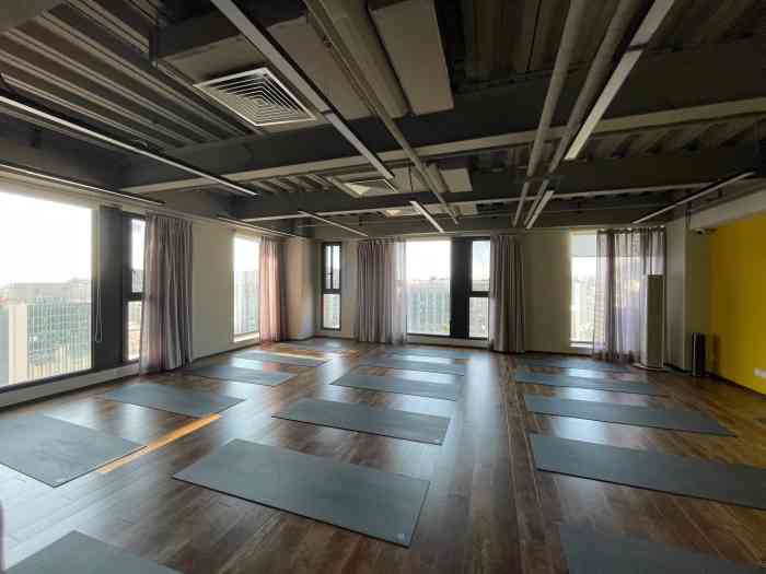 课程体验课环境悠唐购物中心附近的梵音瑜伽教室很大很干净采光通风都