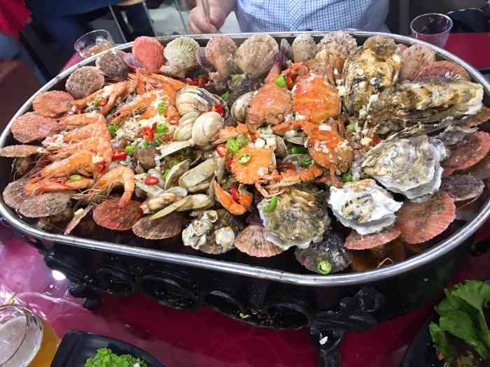 虾兵蟹将海鲜一锅蒸"朋友来青岛旅游,于是就带着她去吃海鲜了.