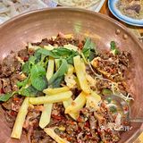 在大理！和朋友一起来吃的泡菜牛肉干锅 牛肉新鲜现切