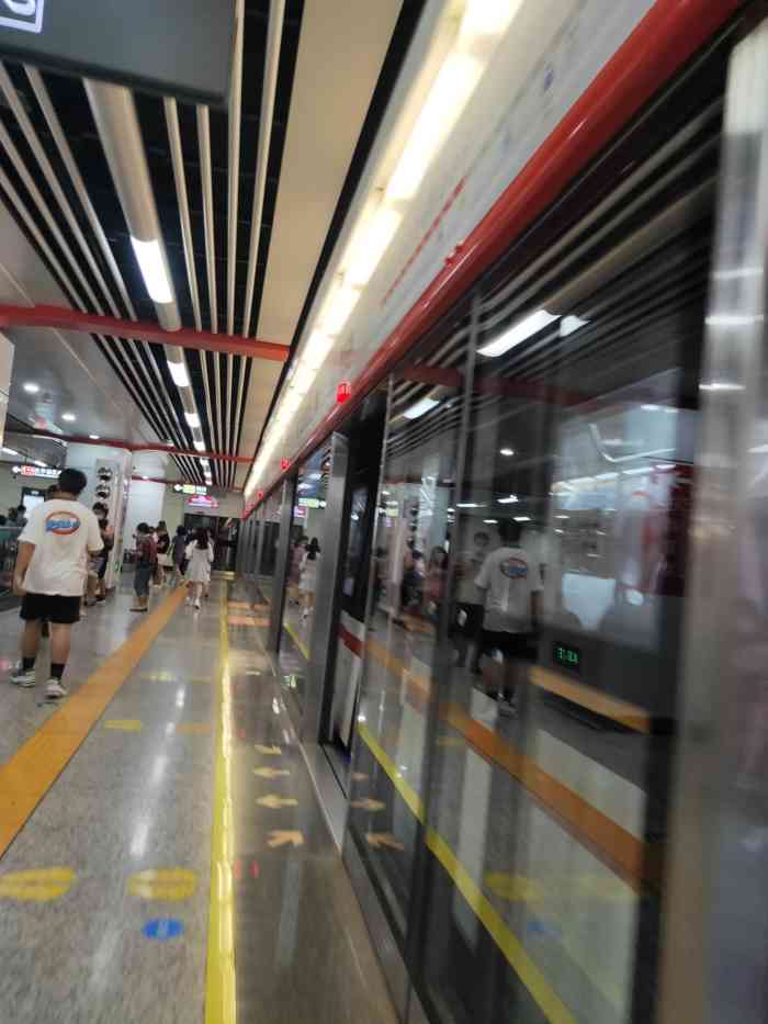 侯家塘地铁站-"嗨!大家好呀,我是霞姨的小迷弟,一名爱吃.