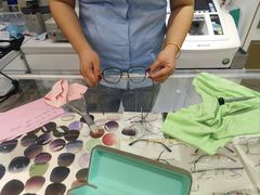-美式眼镜·授权蔡司.依视路.尼康.豪雅.明月(人民广场店)
