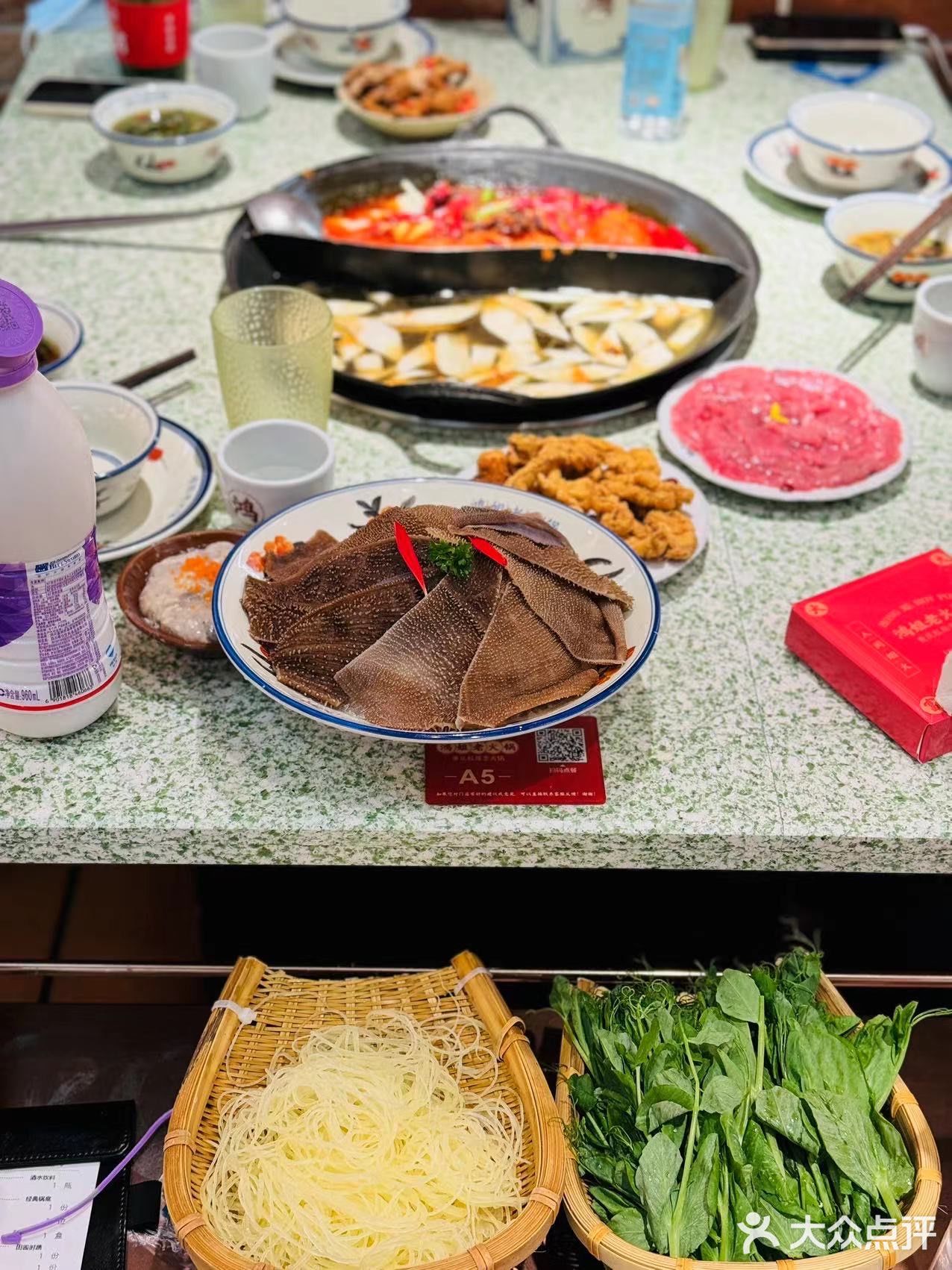 来吃我最爱的鸿姐了，今天点的鸳鸯锅，最爱的依然是耙鸡爪