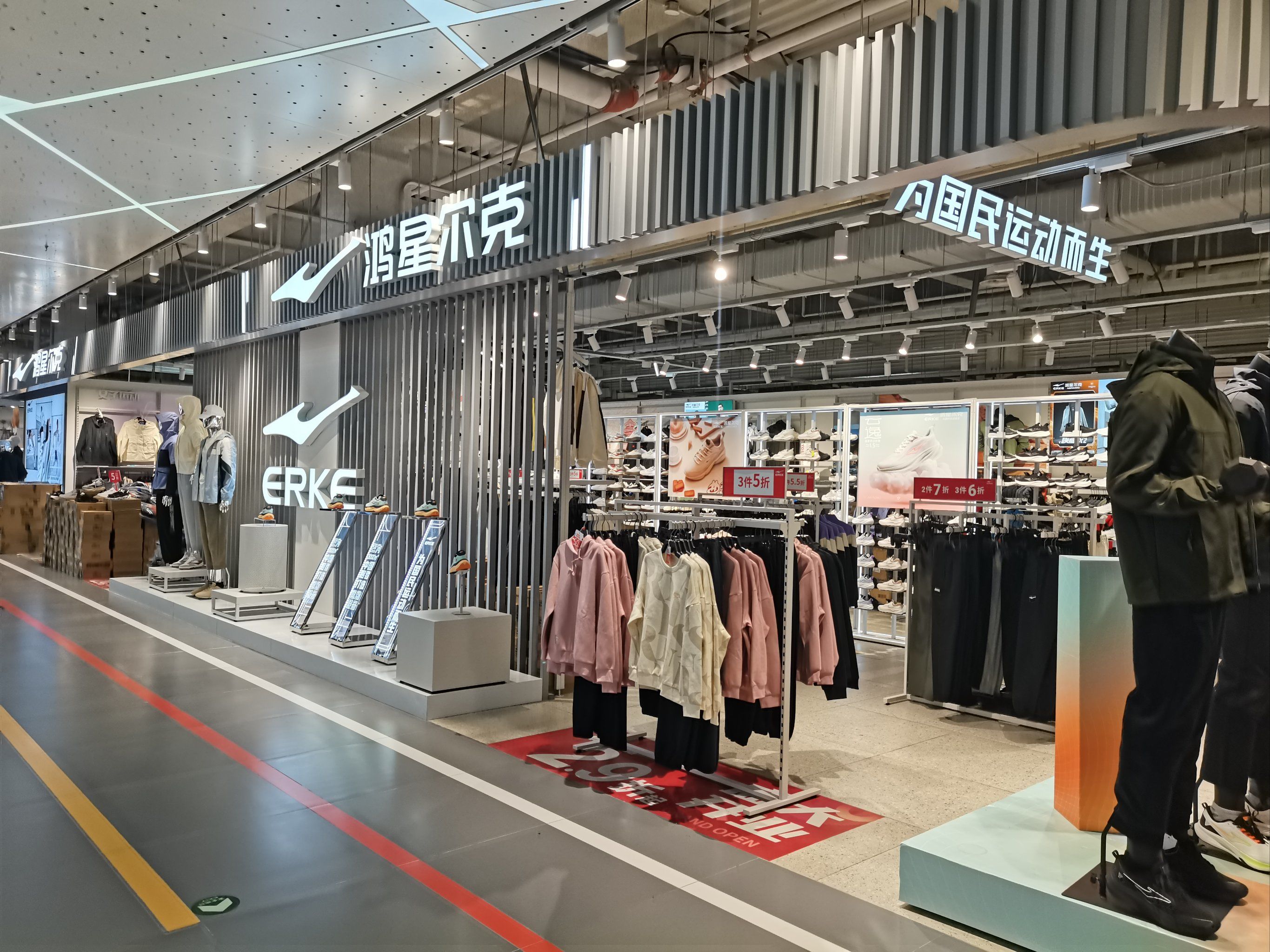 偌大一个门店,没有一个顾客,不光是鸿星尔克