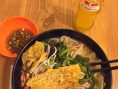 老店的螺蛳粉。旁边是自己加的白醋泡尖椒。-螺小胖柳州螺蛳粉(钟楼总店)