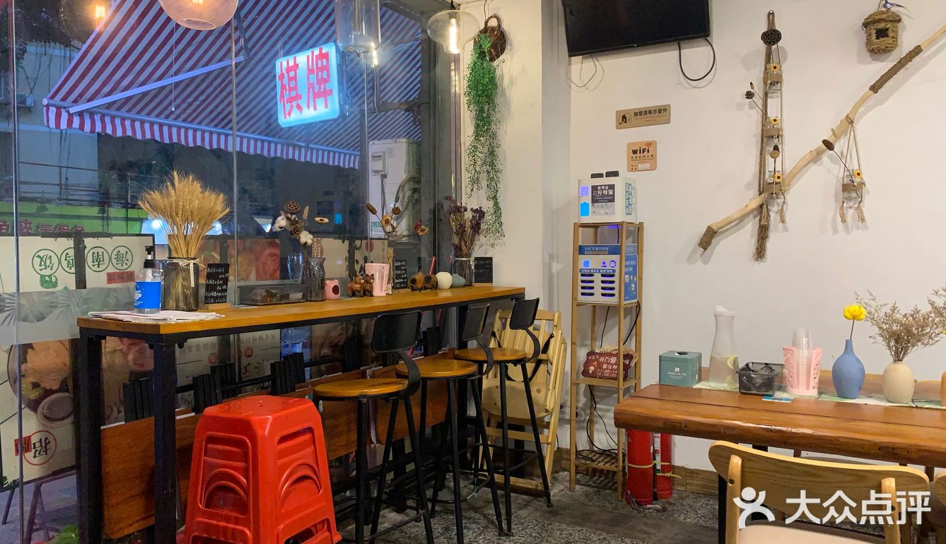 刚来的时候只有我们两个人，后来慢慢越来越多人