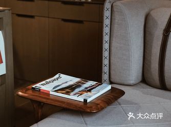夜里人不多，安安静静放着爵士乐