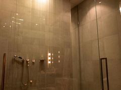 上海柏悦酒店外交官套房-主卧浴室超大花洒-上海柏悦酒店