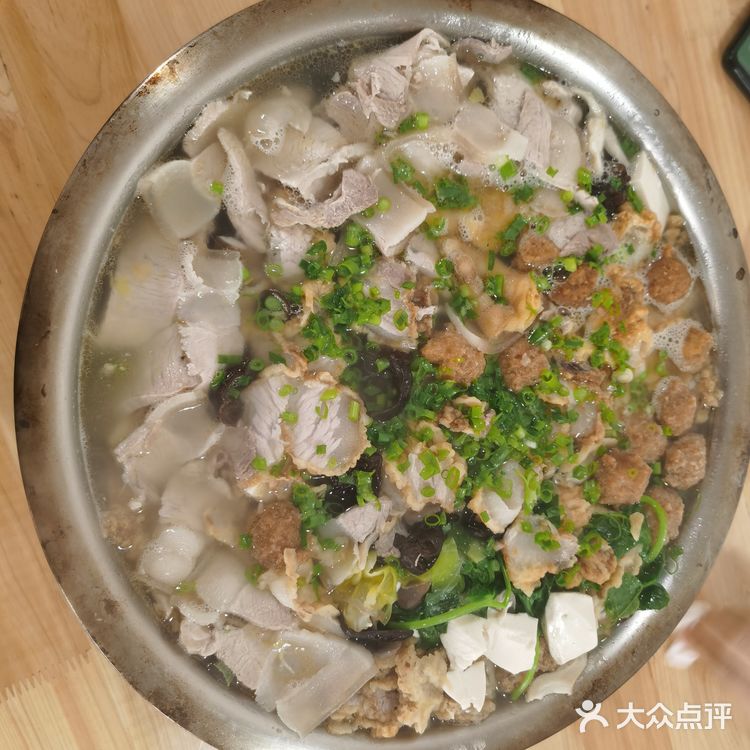 事情起因：到彭州来看油菜花，结果中午差点找不到吃的