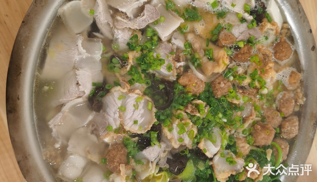 事情起因：到彭州来看油菜花，结果中午差点找不到吃的