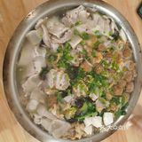 事情起因：到彭州来看油菜花，结果中午差点找不到吃的