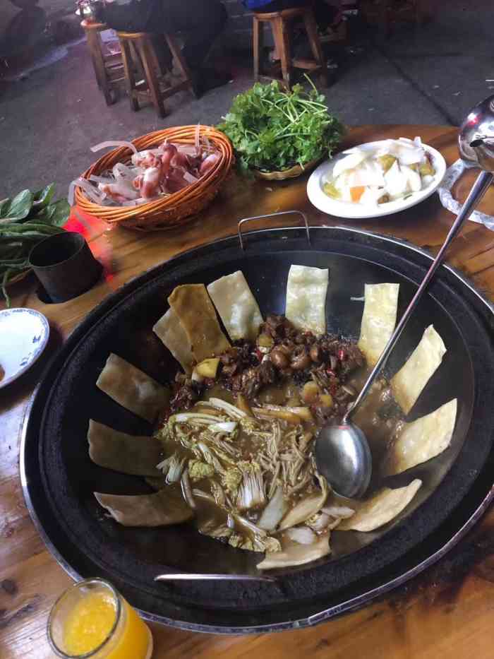 皖北地锅鸡(朱家路店)-"[薄荷]环境:路边饭店店铺的样子,专门.