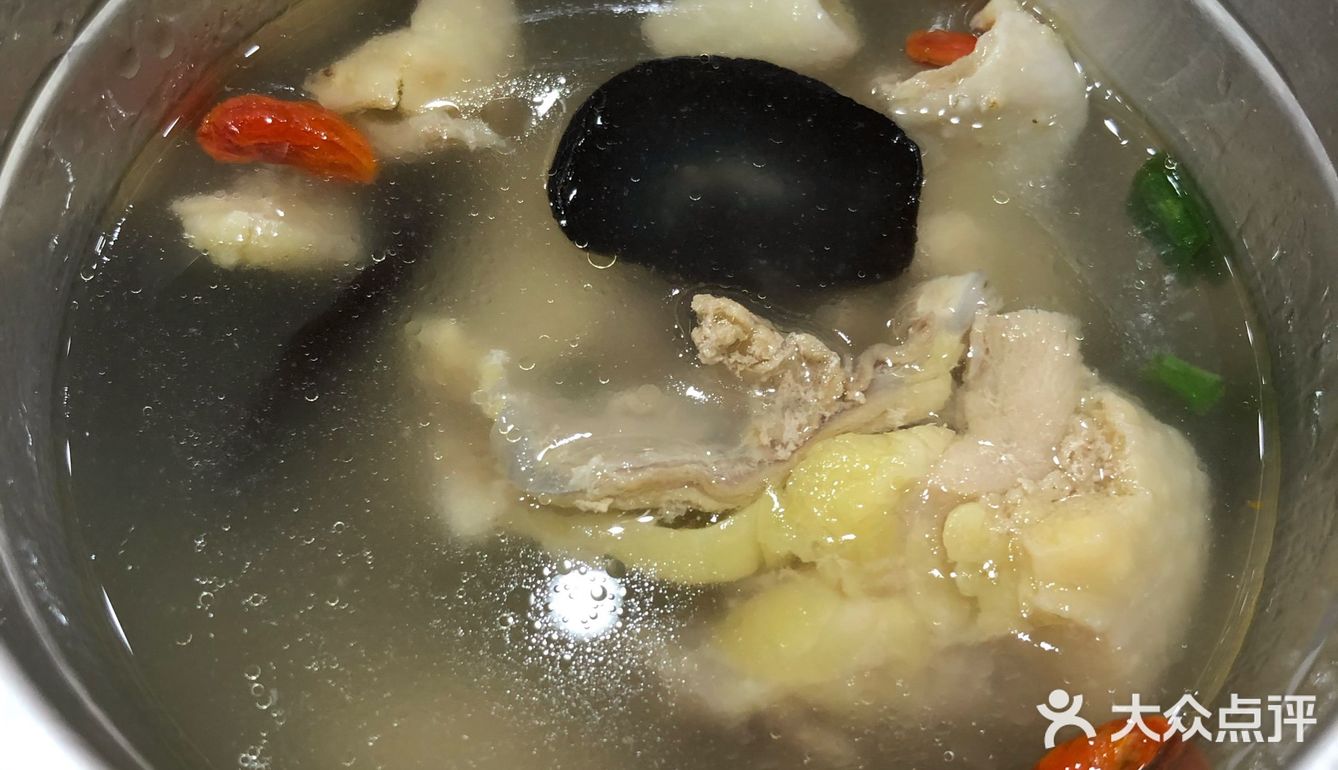 本来想在广场内找到临时就餐点，然尔并没有