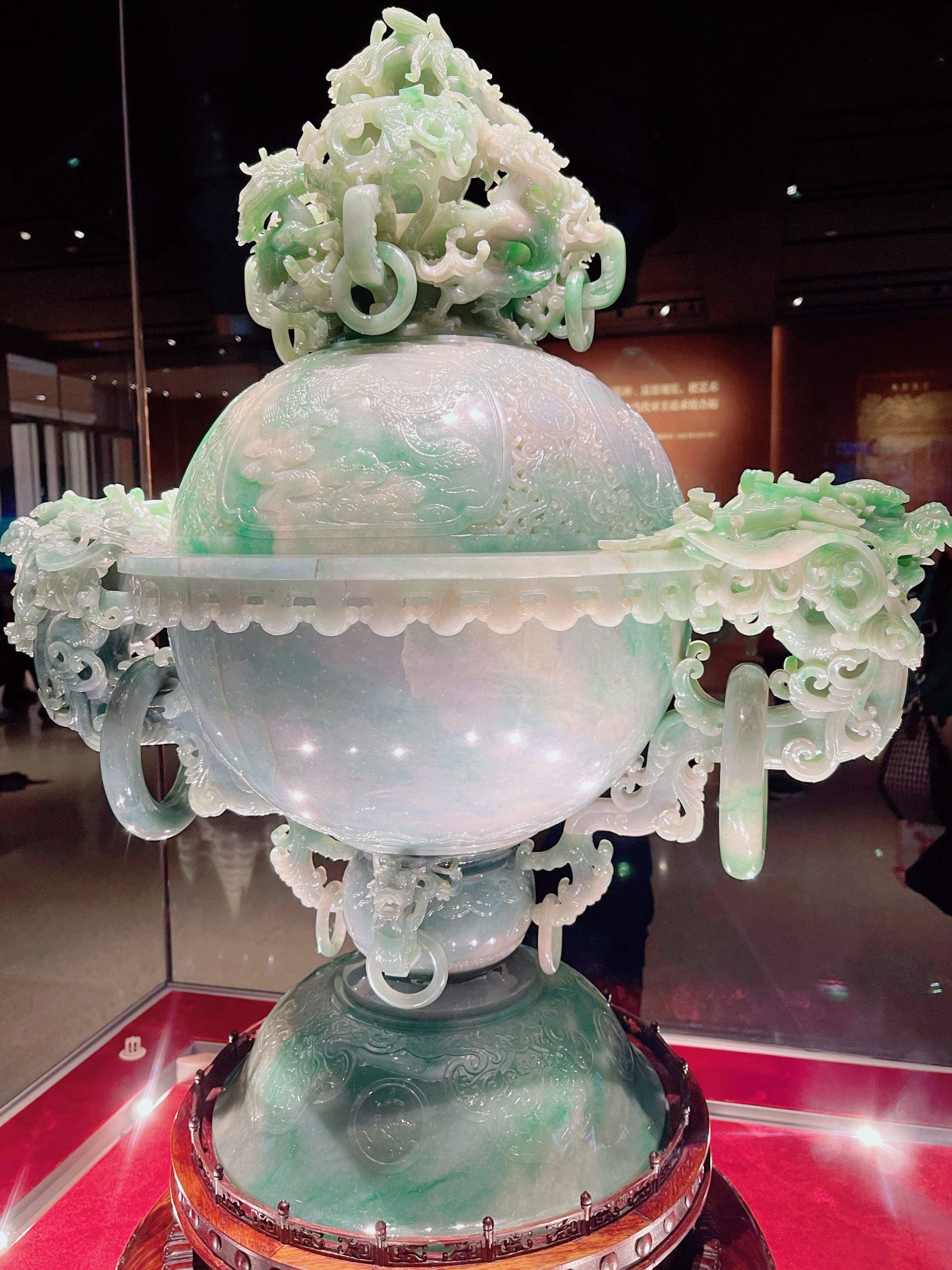 n这组玉器,大小不一,色彩各异,从山子,香炉到酒具,象形摆件,雕工无