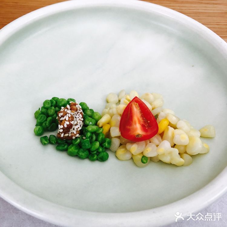 每样餐食小而精致，用完一道上一道