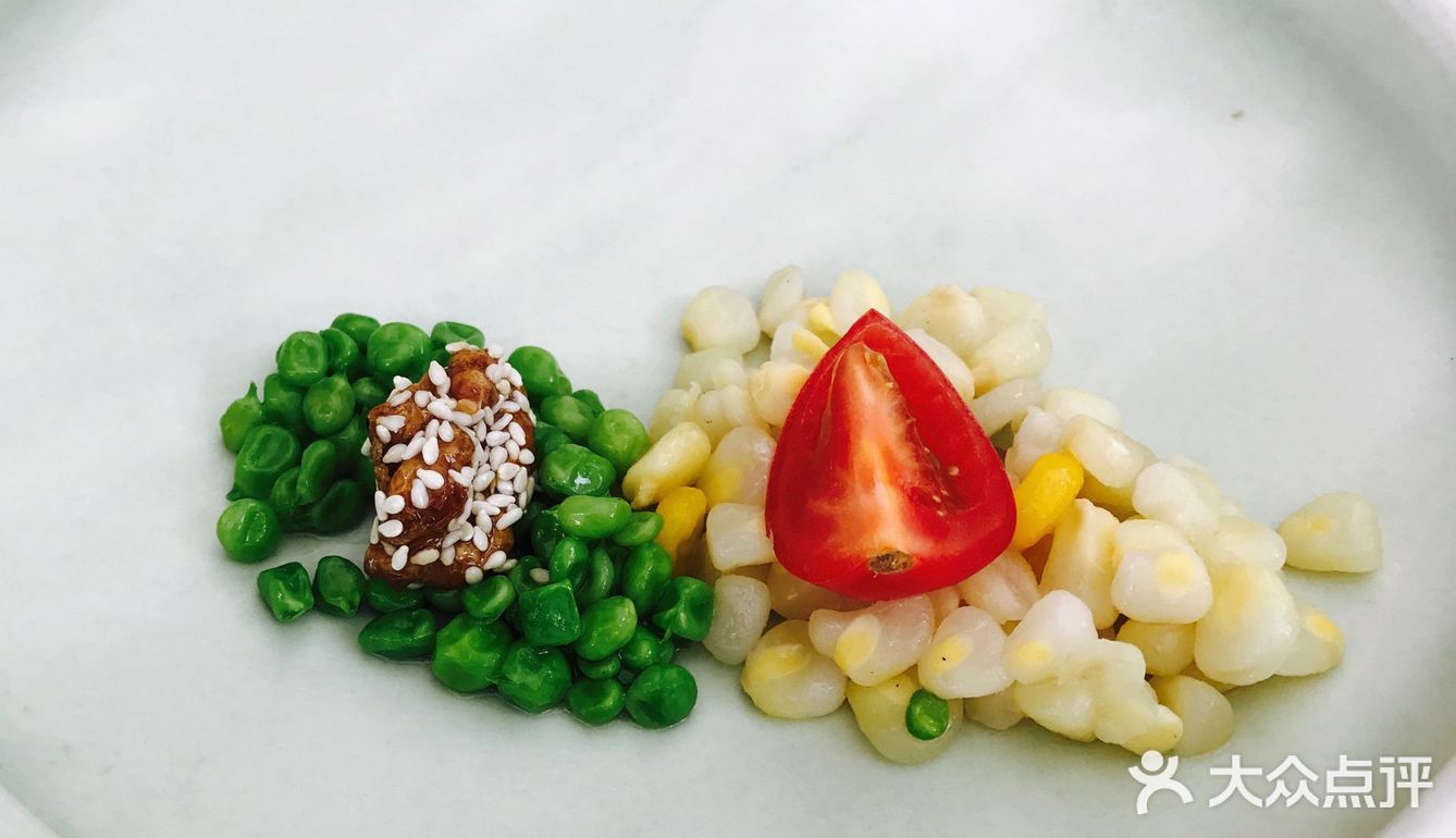 每样餐食小而精致，用完一道上一道