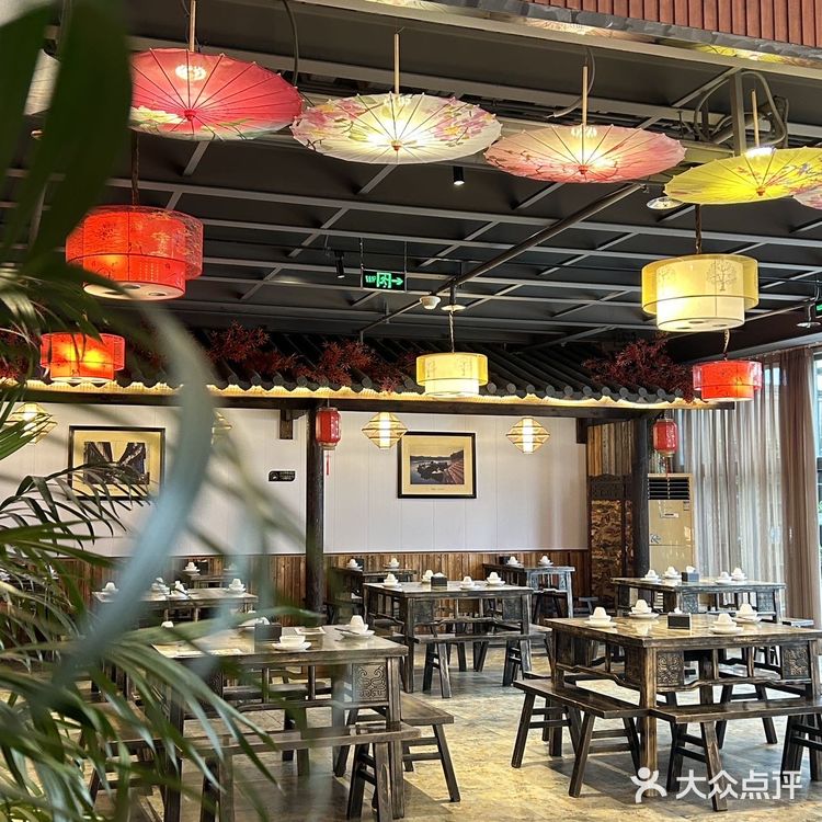 从江湖菜到传统川菜都能找到身影,吃上鲜活美味的菜肴