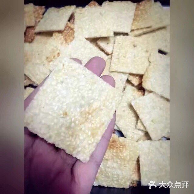 烤了满满一盘香酥可口的芝麻薄饼