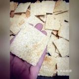 烤了满满一盘香酥可口的芝麻薄饼