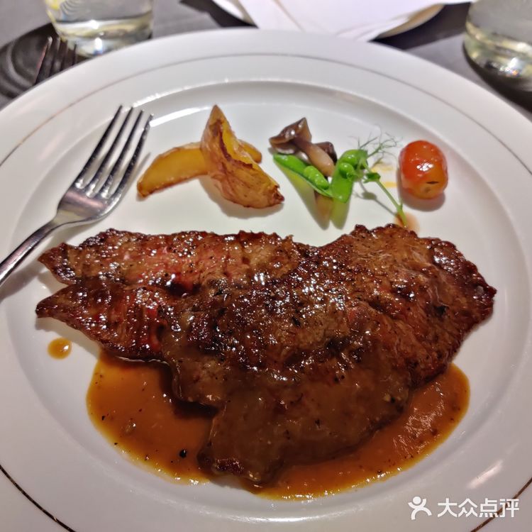 戈雅法餐厅红山店。门口是没有位置停车的，必须往前走到